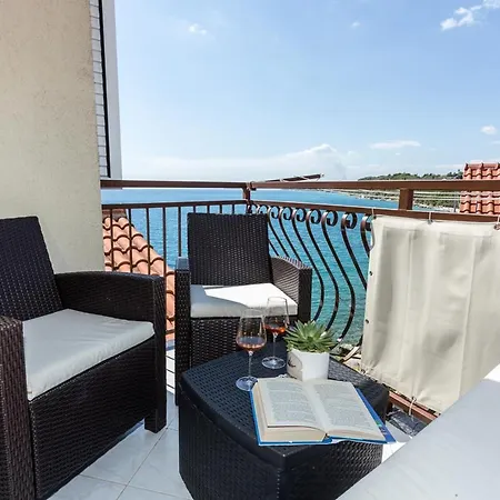 Plaza Apartment *