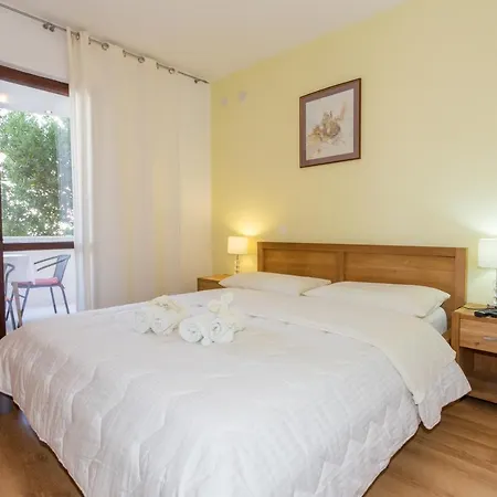 Plaza Apartment *