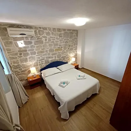 Plaza Apartment *