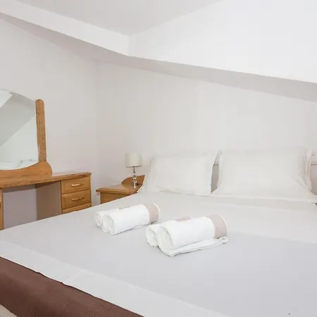 Plaza Apartment *