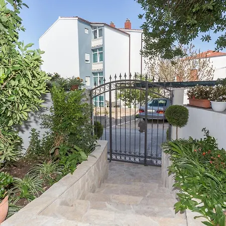 Plaza Apartment *