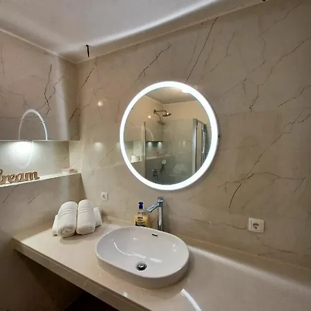 Plaza Apartment *