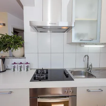 Plaza Apartment *